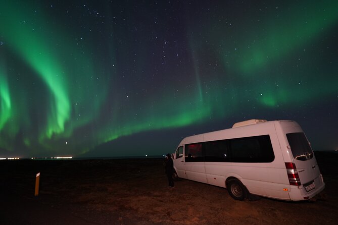 #1 Northern Lights Tour In Iceland from Reykjavik with PRO photos - Warm drinks, blankets, and staying comfortable in the dark