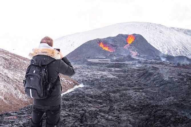 4-Day Iceland: Golden Circle, South Coast, Volcano Hike & Northern Lights - Day 2: Black Sand, Glacier Ice, and the Seals’ Playground