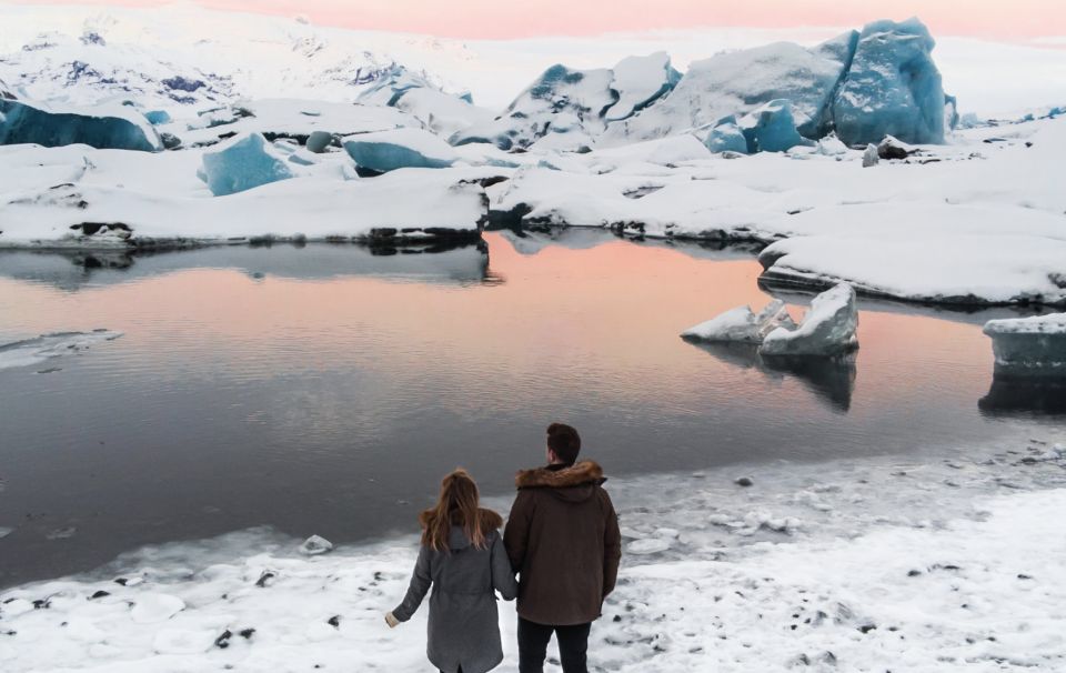 From Jökulsárlón: Crystal Blue Ice Cave Super Jeep Tour - The return: pause for glacier views and iceberg reflections