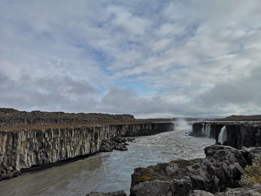 From Reykjavík: 4, 5, 6 or 7-Day Small-Group Ring Road Tour - Day 1 on the South Coast: Skogafoss, Seljalandsfoss, Reynisfjara, and geothermal bread