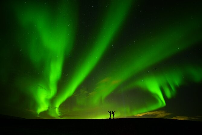 From Reykjavík: Evening Lava Tunnel Tour and Northern Lights Tour - The Northern Lights hunt: how the guide chooses where to go
