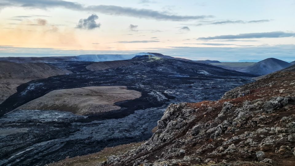 From Reykjavík: Fagradalsfjall Volcano Hike with Geologist - Crater viewpoint: what you’re seeing and why it feels bigger up close