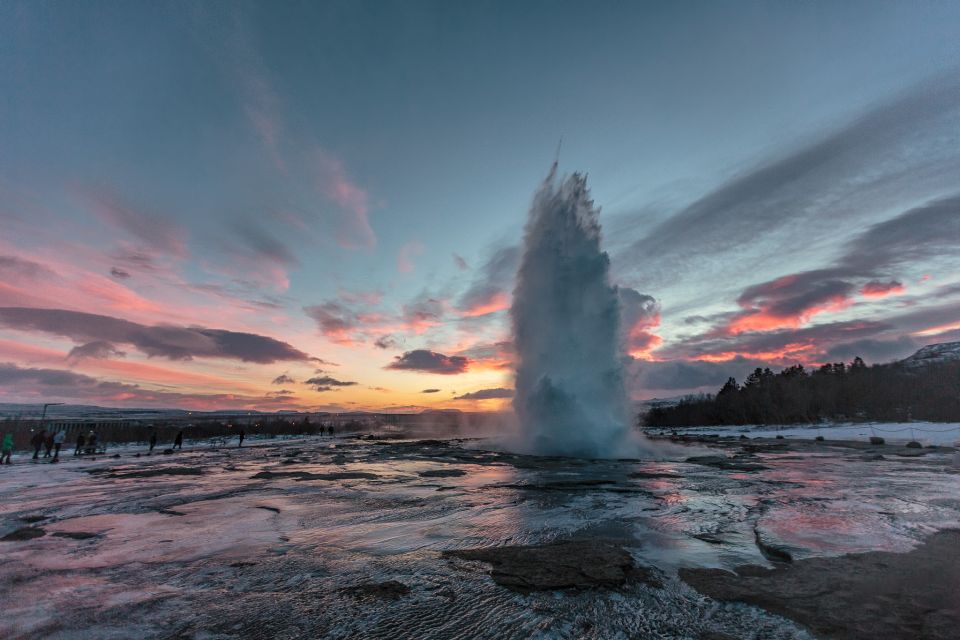 From Reykjavik: Golden Circle and Lava Caving Adventure - Bakarameistarinn lunch stop: how to use the break without losing momentum