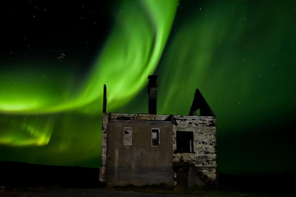 From Reykjavik: Northern Lights Tour with Hot Cocoa & Photos - Group Size, Comfort, and the Minibus Advantage