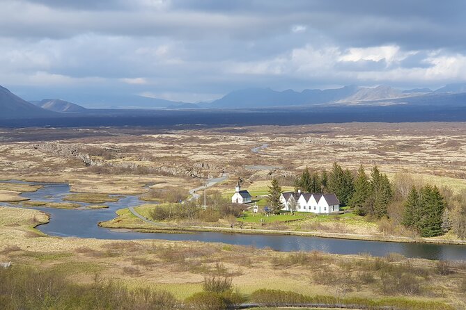 Golden Circle German-speaking small group tour from Reykjavík - Laugarvatn warm lake: bread from hot springs