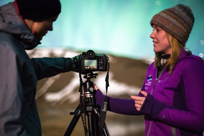 Northern Lights Minibus Tour with Hot Cocoa, Blankets & Photos - Small-group energy: max 28 and why it helps
