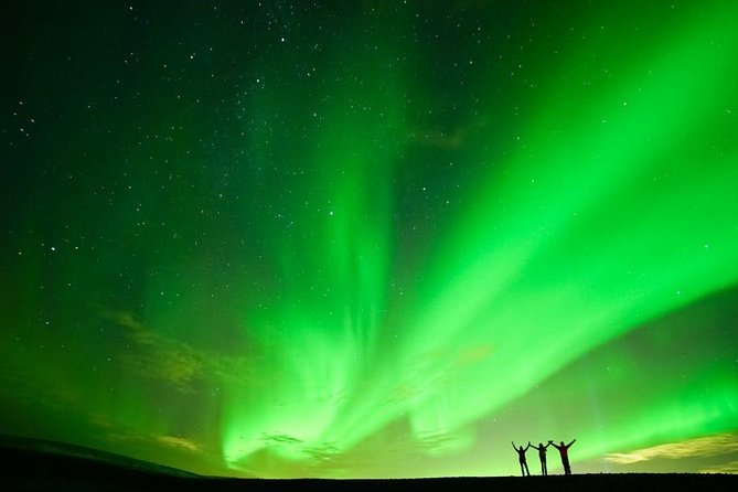 Northern Lights Minibus Tour with Hot Cocoa, Blankets & Photos - Pickup timing by season: plan for a night shift