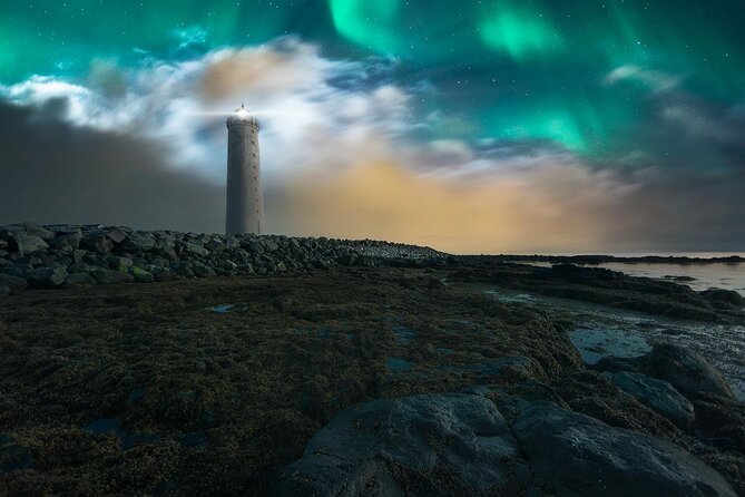 Northern Lights Small-Group Tour with Free Photos & Hot Chocolate - What you’re really buying: a guided aurora hunt that runs on flexibility