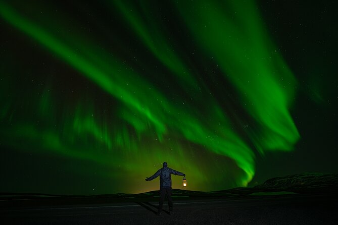 Northern Lights Tour with Photos, Snacks, Warm Snowsuits, Chairs - Photo help that goes beyond taking a picture