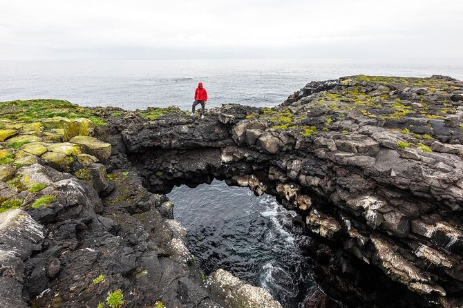 Private Bespoke Reykjanes Peninsula Tour - Kleifarvatn Lake: Dark Water, Ringed by Mountains