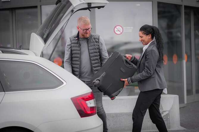 Private Keflavik Airport/Reykjavik Harbour Transfers - Elisabete and the Local-Tip Advantage on a Short Ride