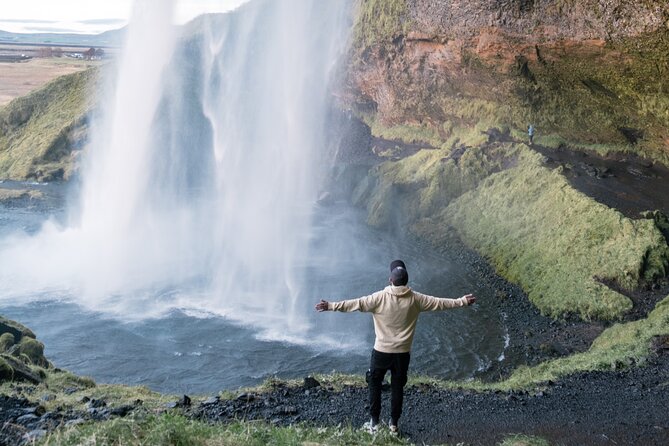 Private Secret Spots of Iceland Full day Tour with Photography by Luke - Reykjanesvíti Lighthouse: a quake-shaped story in 30 minutes