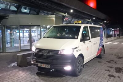 Private Transfer from Reykjavik/surrounding to Keflavik Airport - Pickup and drop-off at your door: how it works in practice