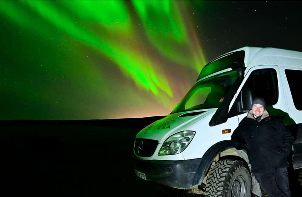 Reykjavík: 4x4 Minibus Northern Lights with Photo and Cocoa - Aurora photography help: more than pointing and shooting