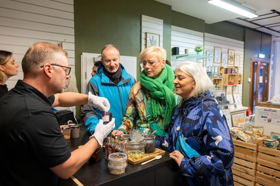 Reykjavik: Christmas Food Tour with Tastings and Drinks - Guide energy, English narration, and group options