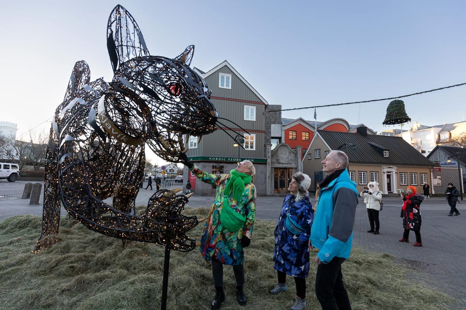 Reykjavik: Christmas Walking Tour with Icelandic Traditions - Austurvollur: The Oslo Christmas Tree Moment