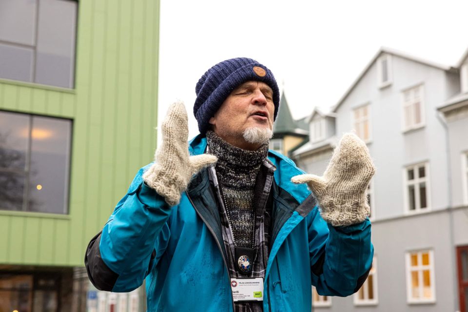 Reykjavik: Feline-Focused City Walking Tour - Gyllti kötturinn and Lake Tjornin: short sights, big story energy