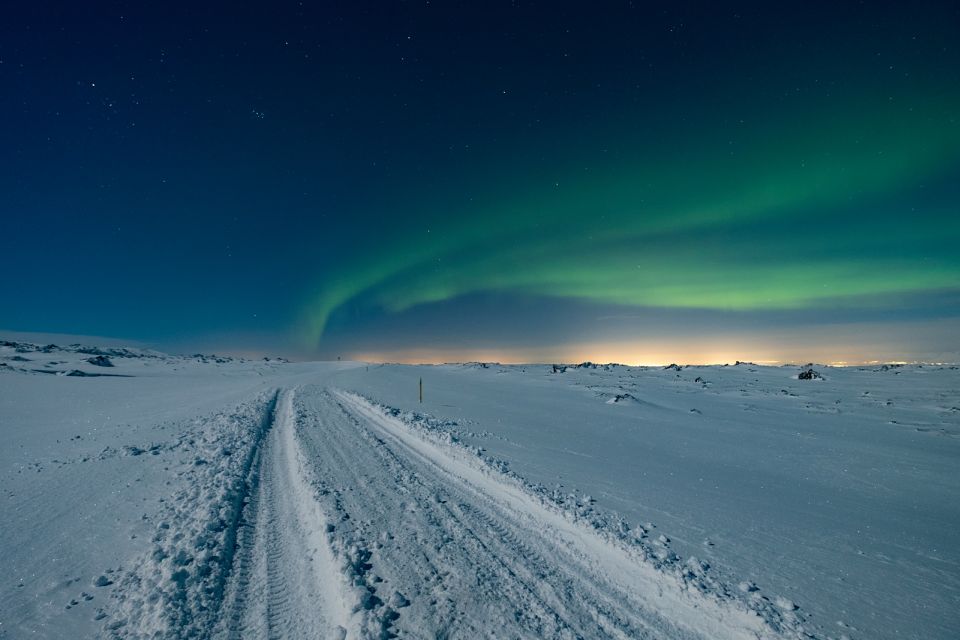 Reykjavík: Northern Lights Minibus Tour with Photos - What to Bring (and How to Dress for an Arctic Photo Moment)