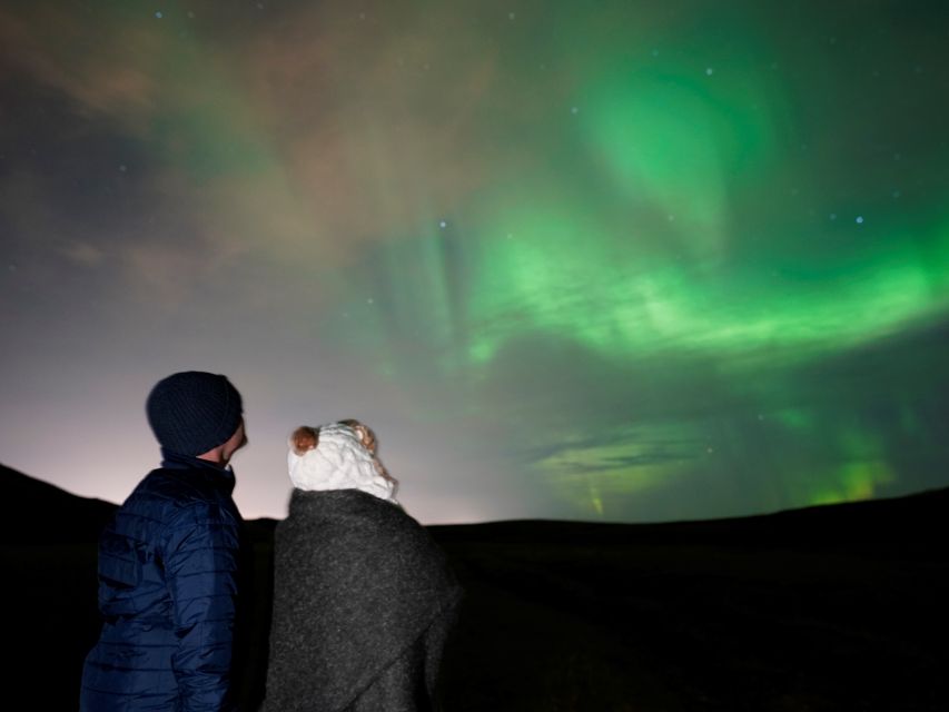 Reykjavik: Northern Lights Tour w/Pro Photos - Small Group - A Minibus Hunt That Feels Like a Taskforce, Not a Waitline