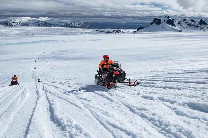 Super Jeep Golden Circle & Snowmobile on Glacier from Reykjavik - Geysir and Strokkur: how the hot springs keep their schedule