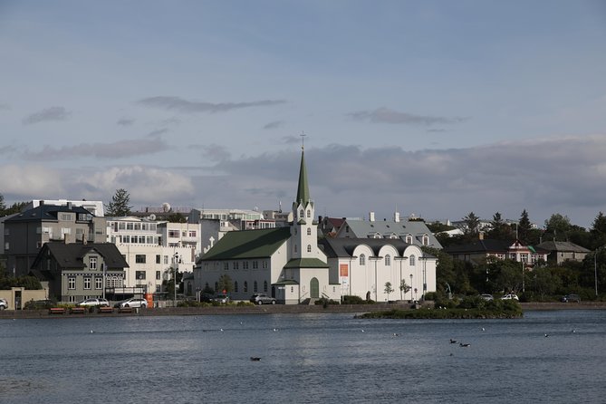 Walking tour of Reykjavik city - Lake Tjörnin panorama: the payoff view near the end